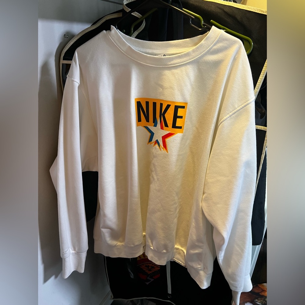 Nike Standard Issue Men’s Basketball sweatshirt